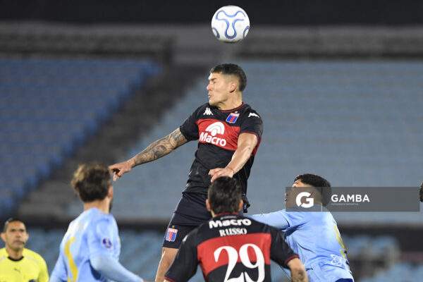 Nahuel Banegas, de Tigre; Copa Conmebol Sudamericana. Estadio Centenario.