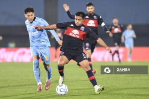 Héctor Garay, de Tigre, Copa Conmebol Sudamericana. Estadio Centenario.