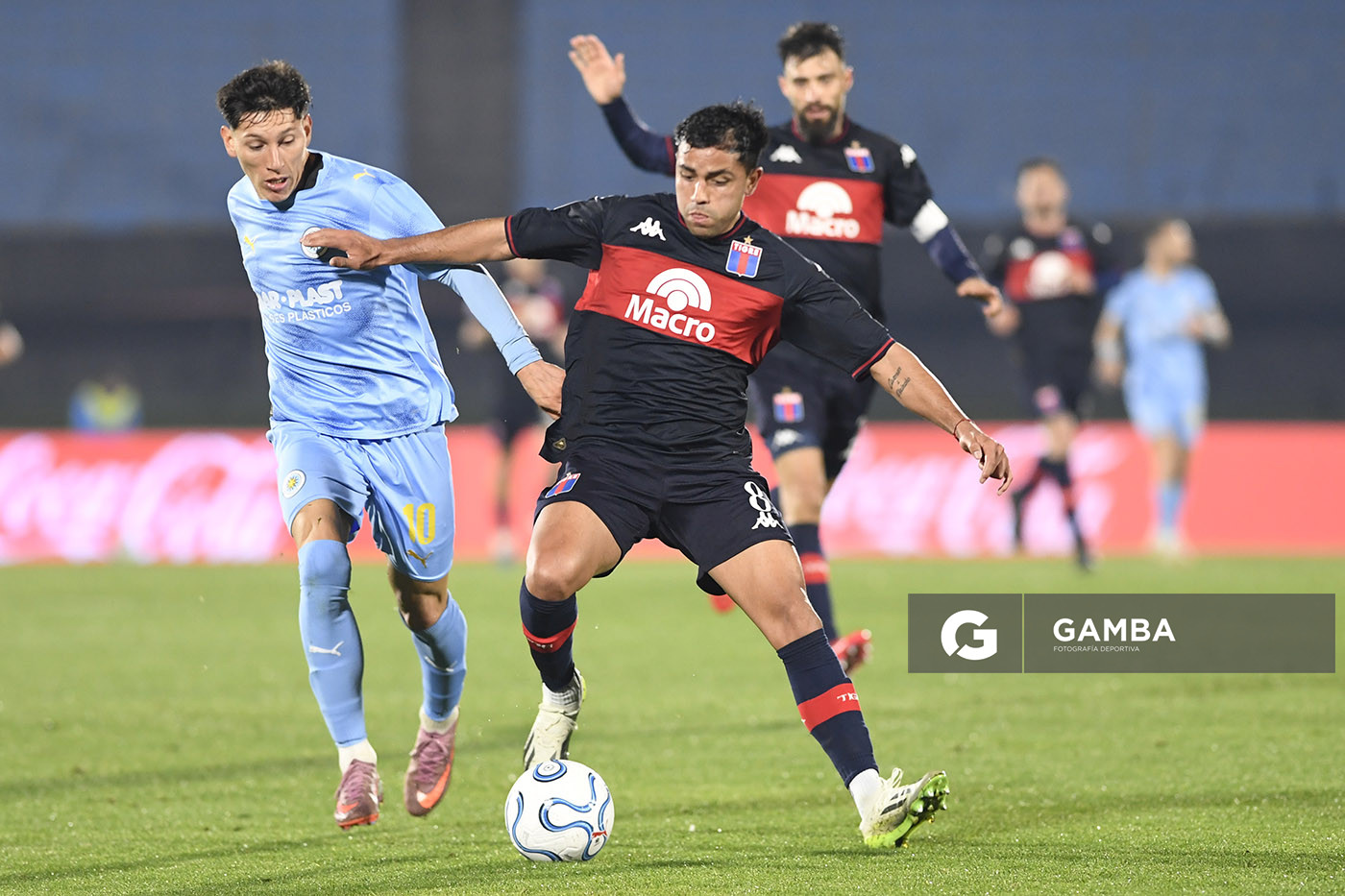 Héctor Garay, de Tigre, Copa Conmebol Sudamericana. Estadio Centenario.