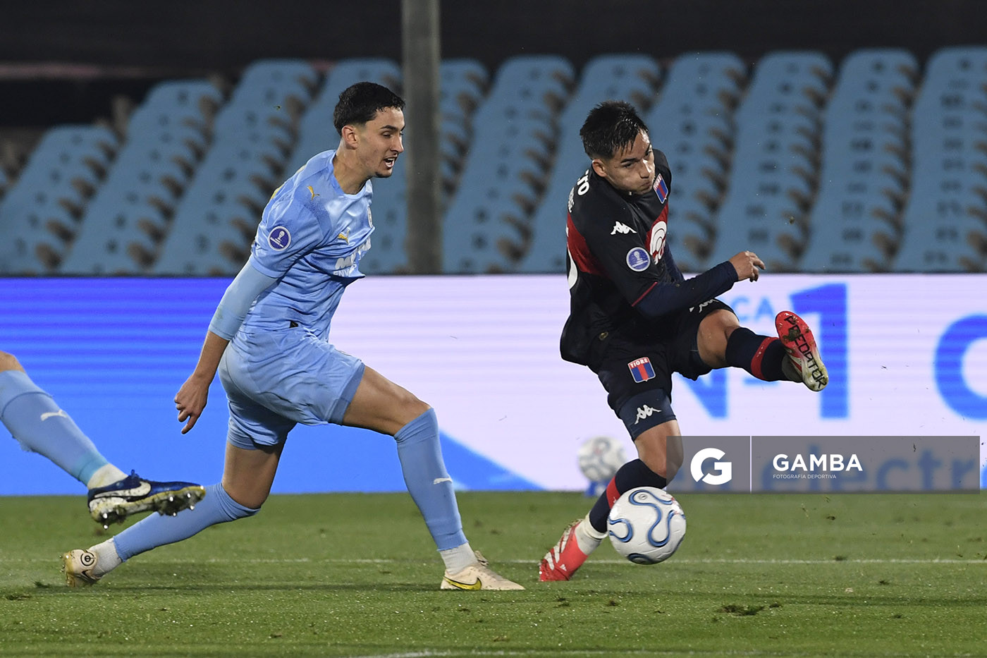 Ian Subiabre, de Tigre, Copa Conmebol Sudamericana. Estadio Centenario.