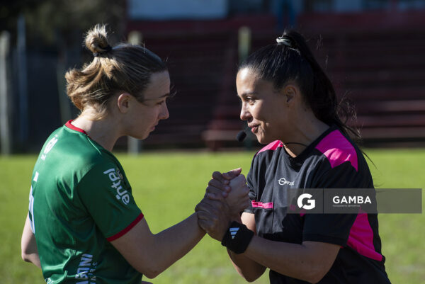 Katherine Ricca, de Ituzaingó. Verónica Gutiérrez, árbitra central. 24ª Copa Nacional de Fútbol Femenino .