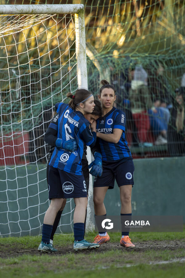 Natalí Sabetta, Débora de los Santos y Camila Díaz, de Arachanas. 24ª Copa Nacional de Fútbol Femenino .