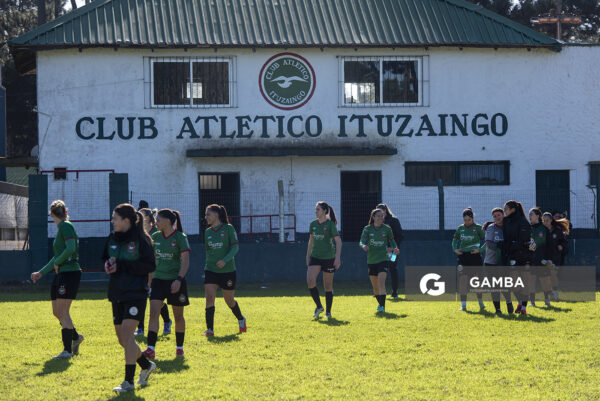 Ingreso de la jugadoras de Ituzaingó. 24ª Copa Nacional de Fútbol Femenino .