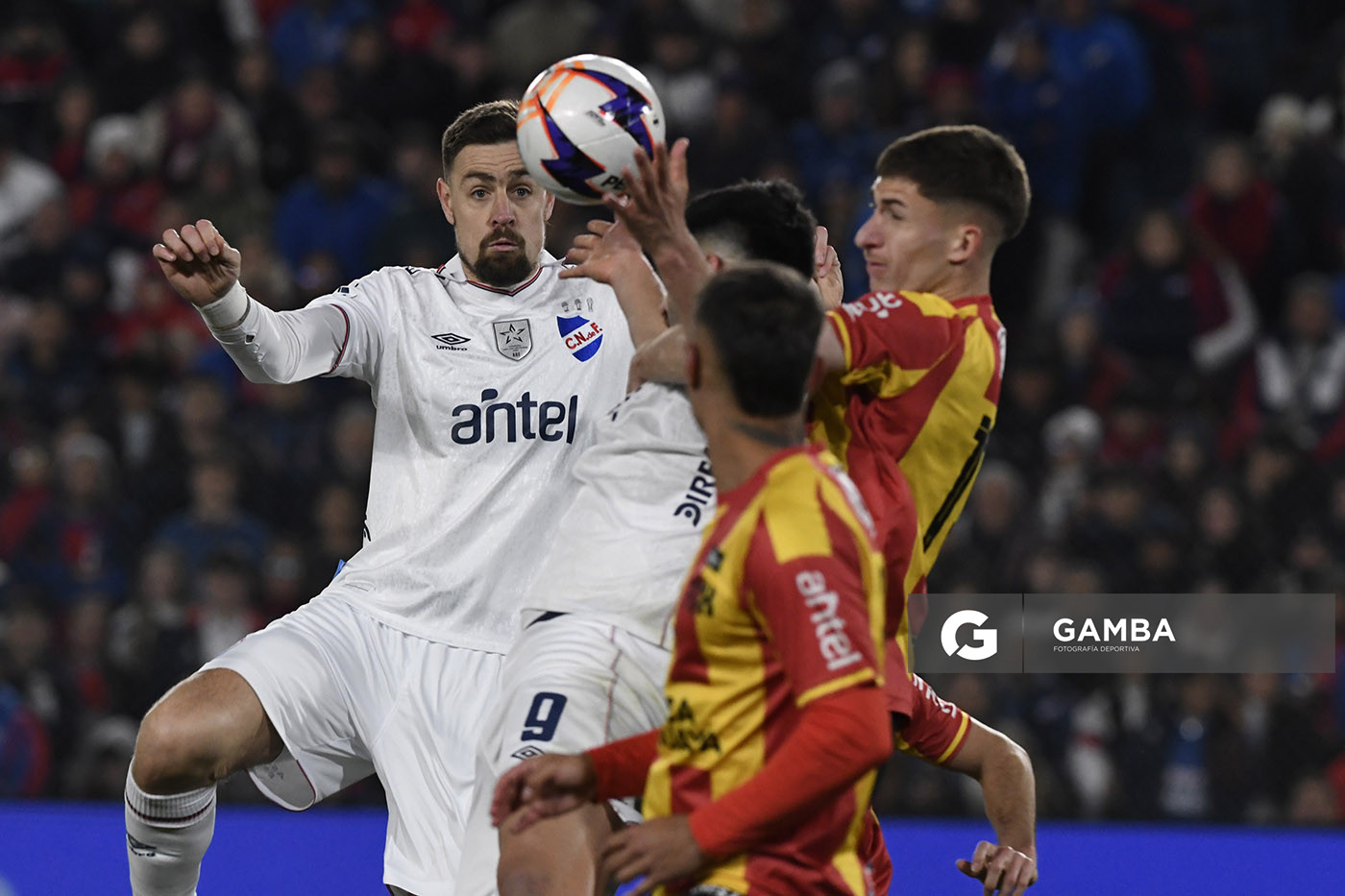 Sebastián Coates, de Nacional, Liga AUF Uruguaya. Estadio Gran Parque Central.