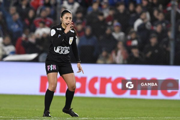 Anahí Fernández, árbitro central, Liga AUF Uruguaya. Estadio Gran Parque Central.