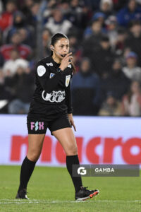 Anahí Fernández, árbitro central, Liga AUF Uruguaya. Estadio Gran Parque Central.