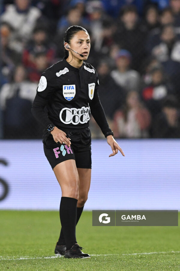 Anahí Fernández, árbitro central, Liga AUF Uruguaya. Estadio Gran Parque Central.