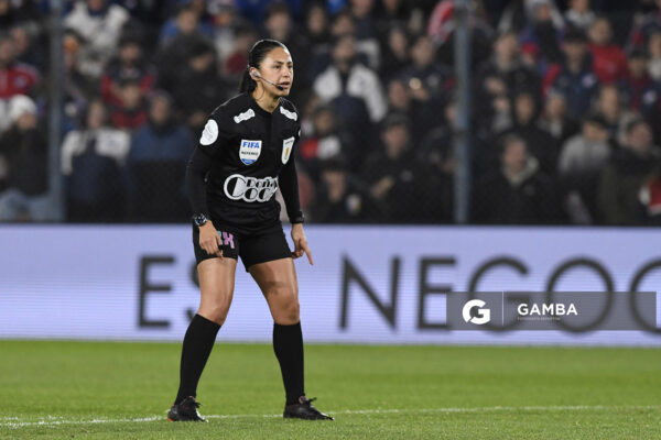 Anahí Fernández, árbitro central, Liga AUF Uruguaya. Estadio Gran Parque Central.