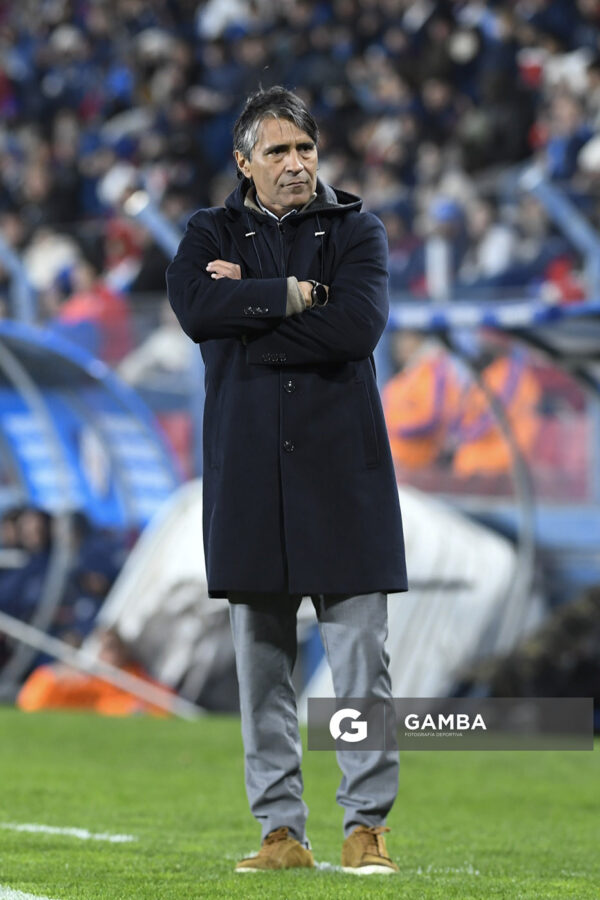 Tabaré Silva, director técnico de Progreso, Liga AUF Uruguaya. Estadio Gran Parque Central.