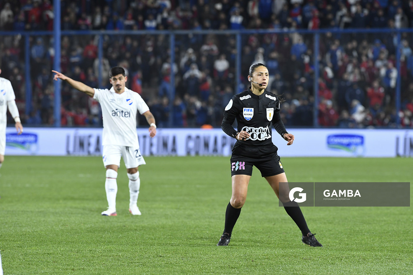 Anahí Fernández, árbitro central, Liga AUF Uruguaya. Estadio Gran Parque Central.