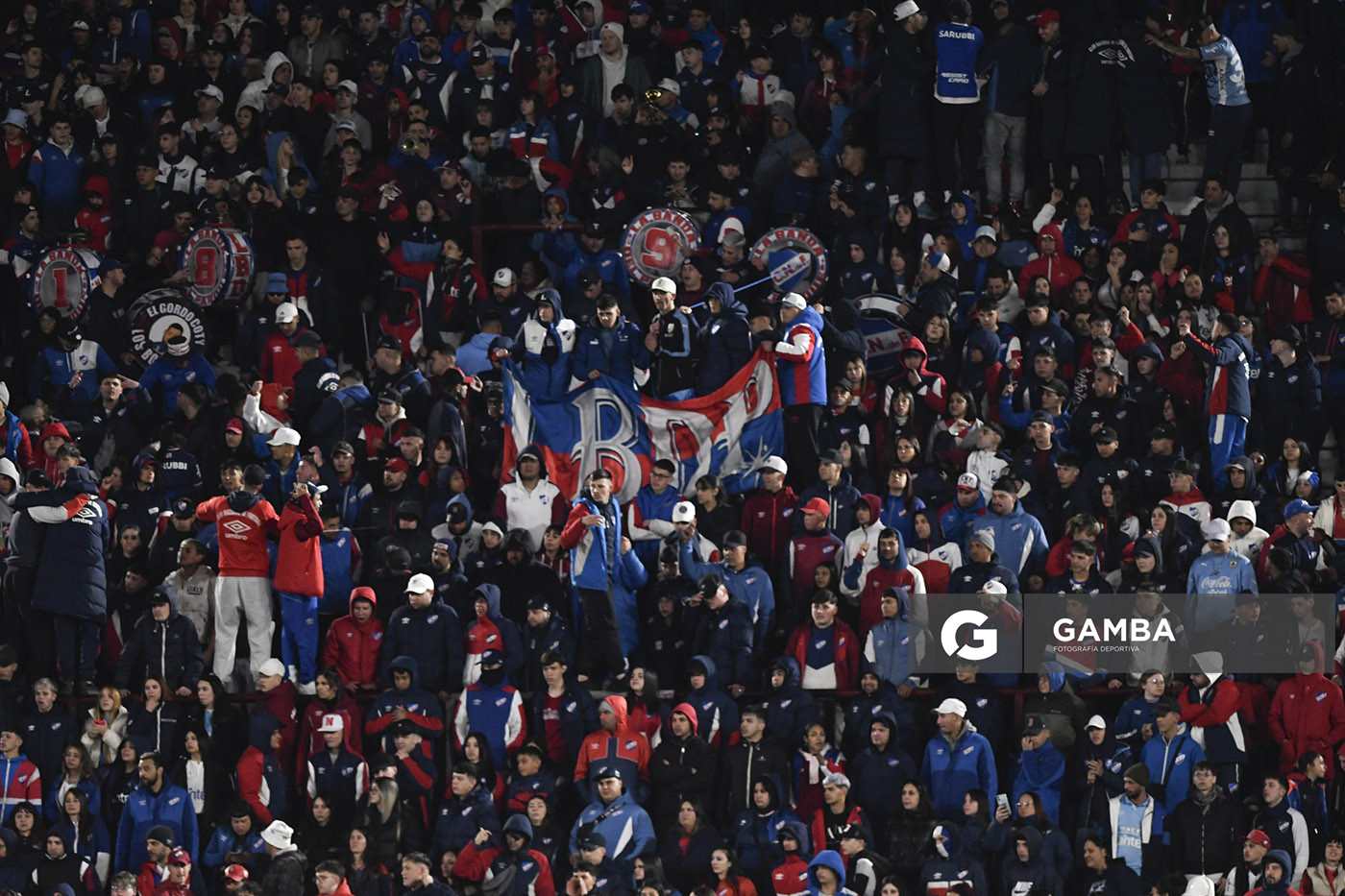 Hinchada de Nacional. Liga AUF Uruguaya. Estadio Gran Parque Central.