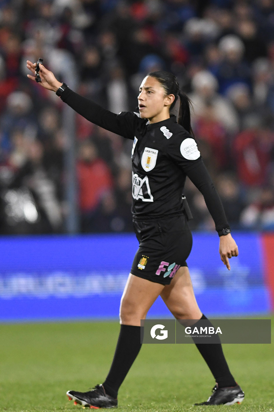 Anahí Fernández, árbitro central, Liga AUF Uruguaya. Estadio Gran Parque Central.