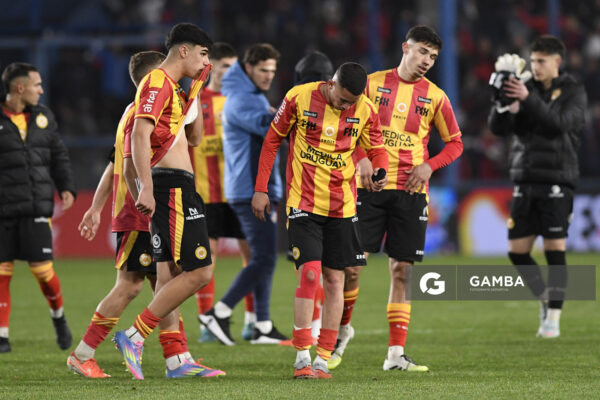 Los jugadores de Progreso al final del partido. Liga AUF Uruguaya. Estadio Gran Parque Central.