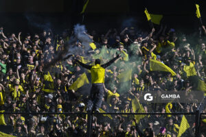 Hinchas de Peñarol. Liga AUF Uruguaya. Estadio Campeón del Siglo.