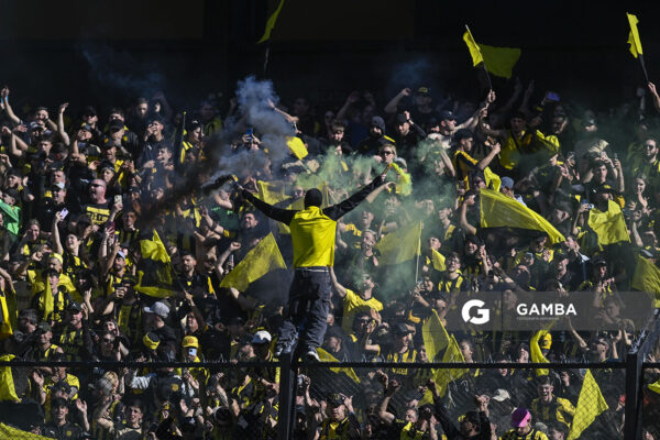 Hinchas de Peñarol. Liga AUF Uruguaya. Estadio Campeón del Siglo.
