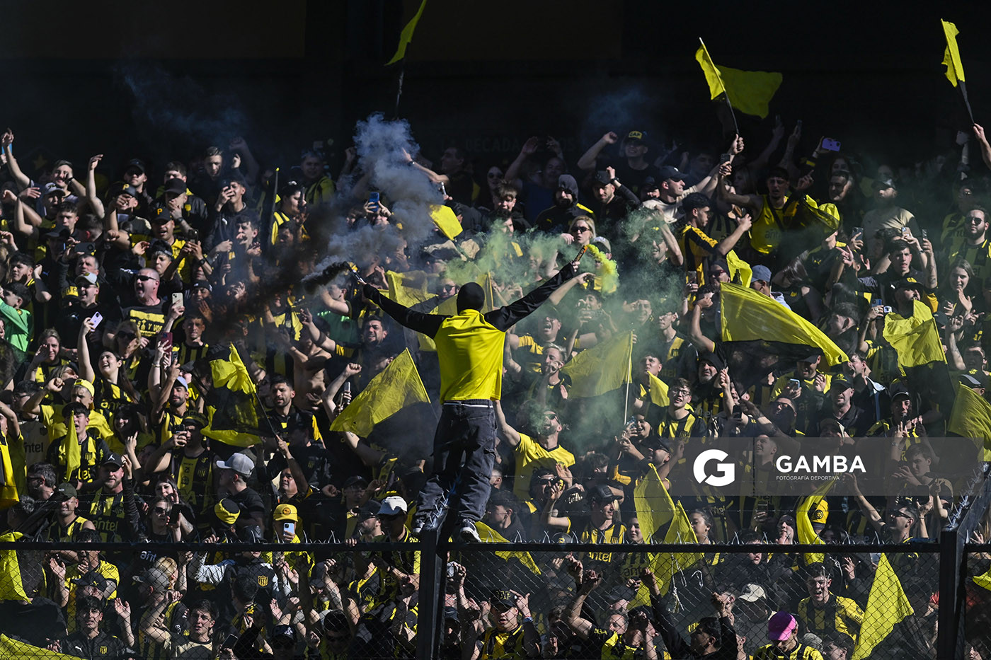 Hinchas de Peñarol. Liga AUF Uruguaya. Estadio Campeón del Siglo.