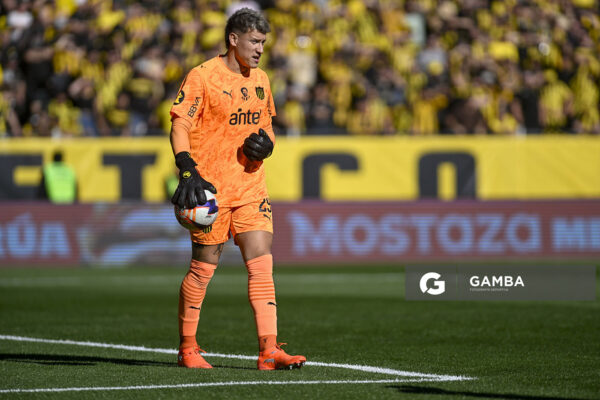 Washington Aguerre, golero de Peñarol, Liga AUF Uruguaya. Estadio Campeón del Siglo.