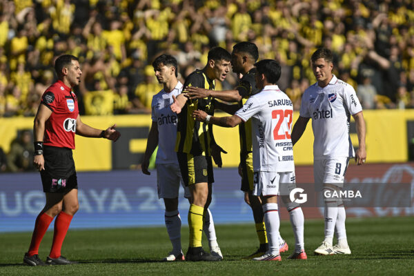 Lucas Ferreira, de Peñarol, Liga AUF Uruguaya. Estadio Campeón del Siglo.