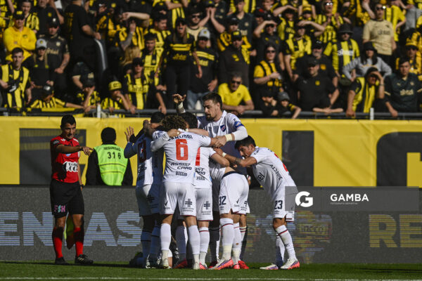 Jugadores de Nacional tras el gol deFrancisco Calvo. Liga AUF Uruguaya. Estadio Campeón del Siglo.