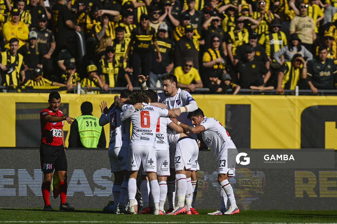 Jugadores de Nacional tras el gol deFrancisco Calvo. Liga AUF Uruguaya. Estadio Campeón del Siglo.