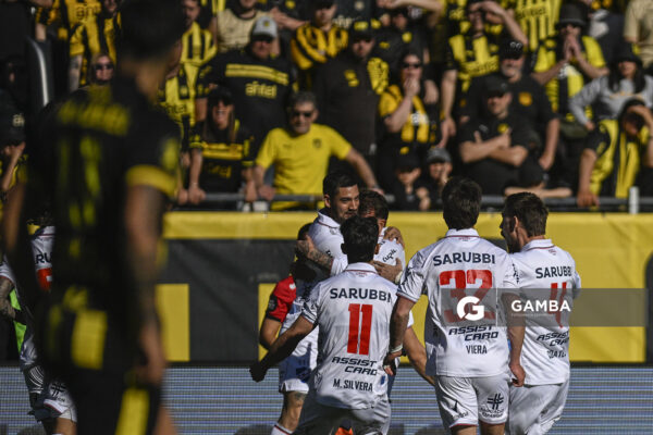Jugadores de Nacional tras el gol deFrancisco Calvo. Liga AUF Uruguaya. Estadio Campeón del Siglo.