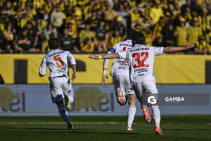 Jugadores de Nacional tras el gol deFrancisco Calvo. Liga AUF Uruguaya. Estadio Campeón del Siglo.