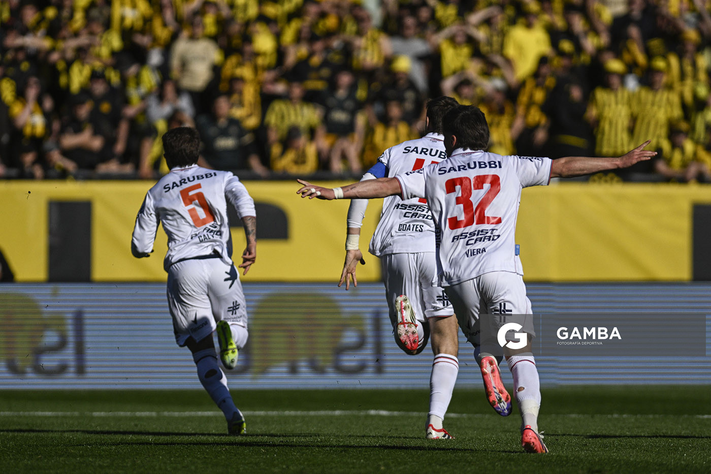 Jugadores de Nacional tras el gol deFrancisco Calvo. Liga AUF Uruguaya. Estadio Campeón del Siglo.