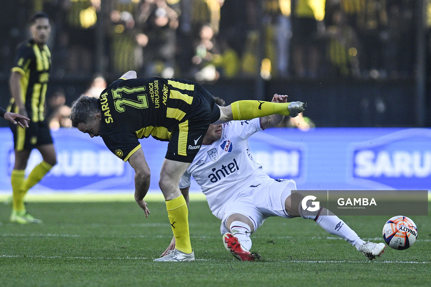 Lucas Hernández, de Peñarol, Liga AUF Uruguaya. Estadio Campeón del Siglo.