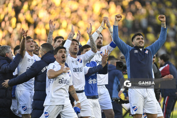 Jugadores de Nacional al término del partido. Liga AUF Uruguaya. Estadio Campeón del Siglo.