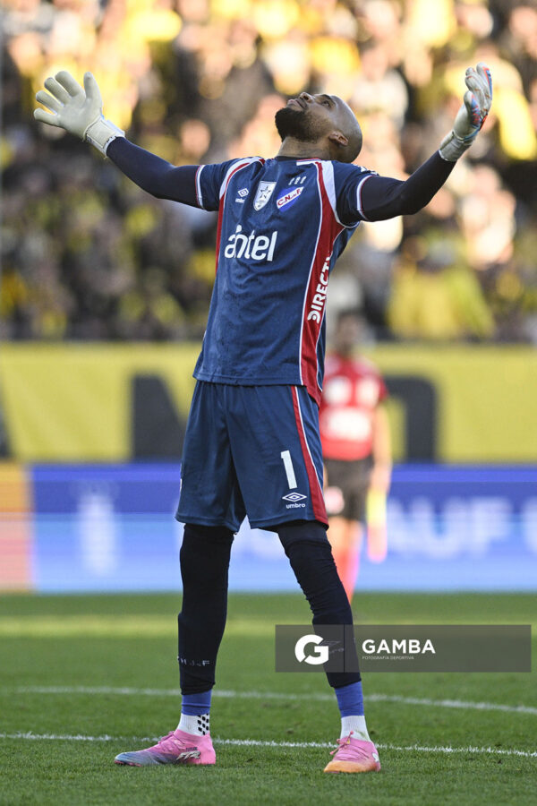 Luis Mejía, golero de Nacional, Liga AUF Uruguaya. Estadio Campeón del Siglo.