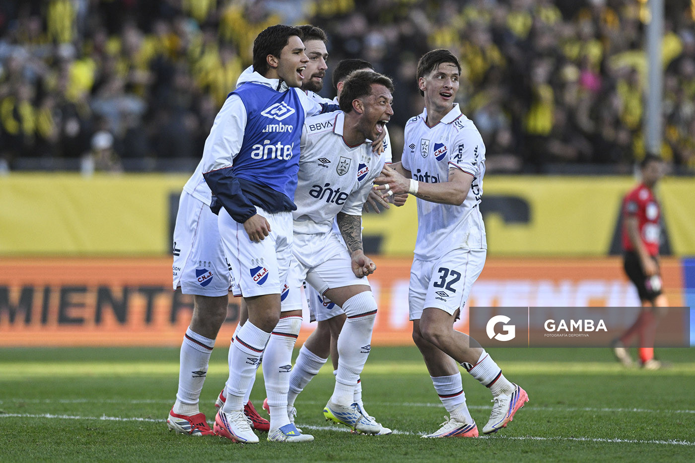 Jugadores de Nacional al término del partido. Liga AUF Uruguaya. Estadio Campeón del Siglo.