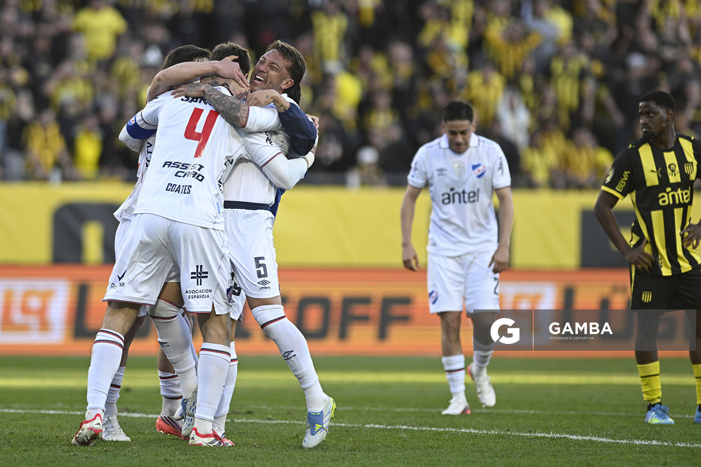 Jugadores de Nacional al término del partido. Liga AUF Uruguaya. Estadio Campeón del Siglo.