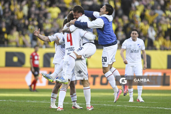Jugadores de Nacional al término del partido. Liga AUF Uruguaya. Estadio Campeón del Siglo.