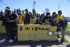 Hinchas de Peñarol. Liga AUF Uruguaya. Estadio Campeón del Siglo.