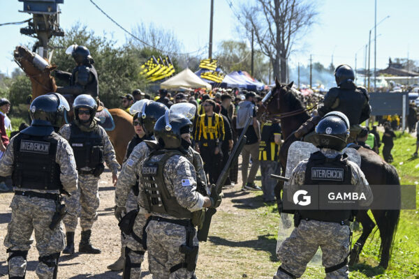 Hinchas de Peñarol. Liga AUF Uruguaya. Estadio Campeón del Siglo.