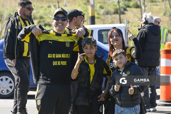 Hinchas de Peñarol. Liga AUF Uruguaya. Estadio Campeón del Siglo.
