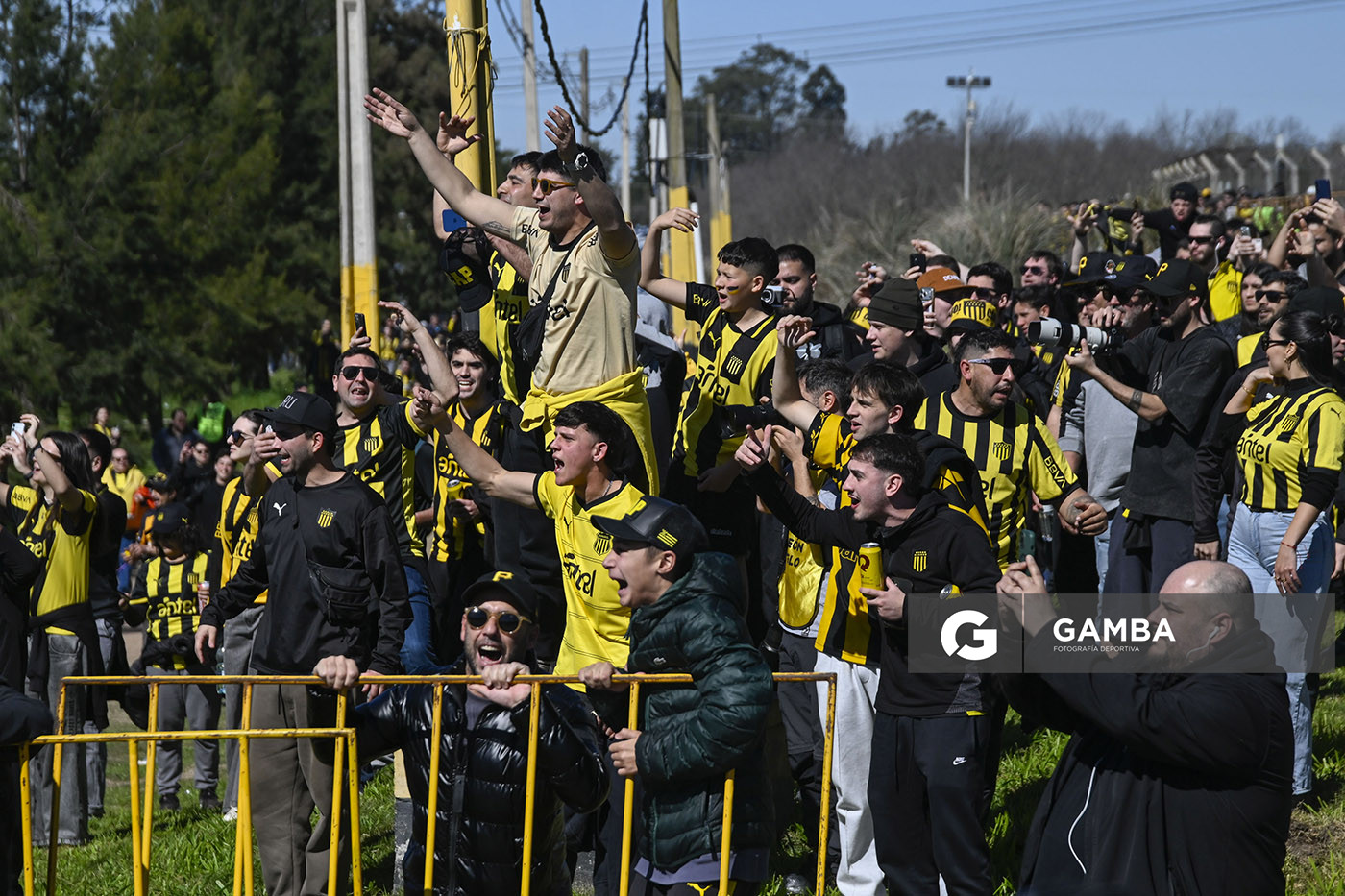 Hinchas de Peñarol. Liga AUF Uruguaya. Estadio Campeón del Siglo.