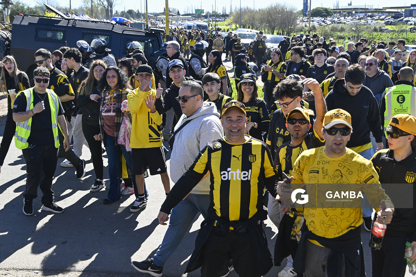 Hinchas de Peñarol. Liga AUF Uruguaya. Estadio Campeón del Siglo.