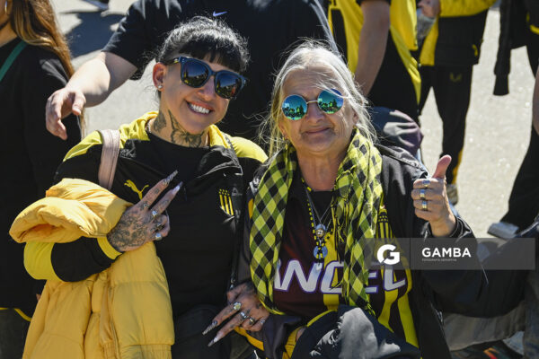 Hinchas de Peñarol. Liga AUF Uruguaya. Estadio Campeón del Siglo.