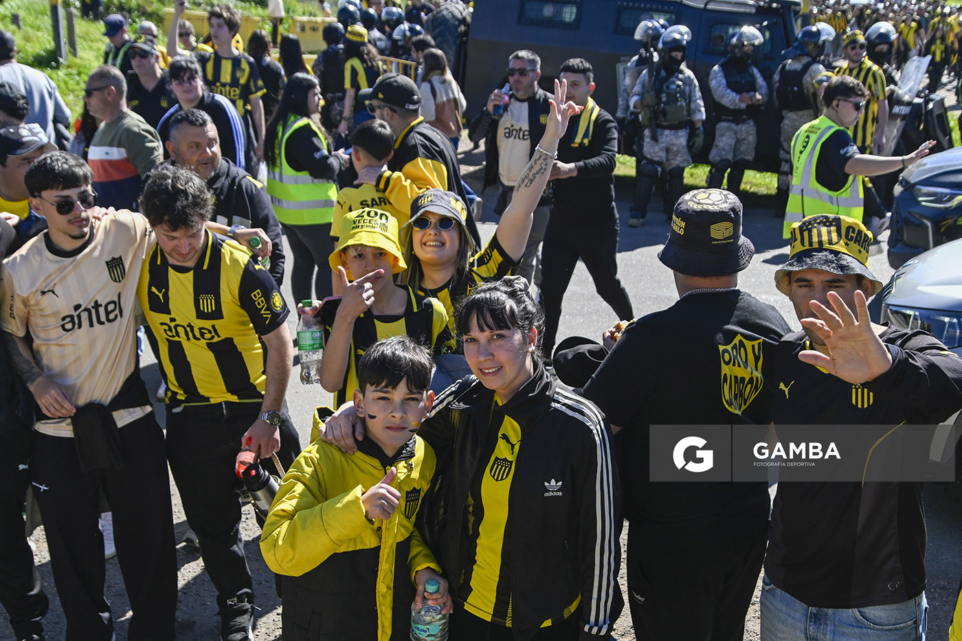 Hinchas de Peñarol. Liga AUF Uruguaya. Estadio Campeón del Siglo.
