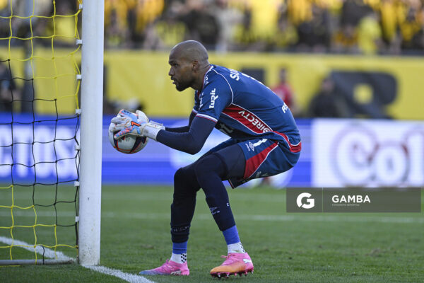 Luis Mejía, golero de Nacional, Liga AUF Uruguaya. Estadio Campeón del Siglo.