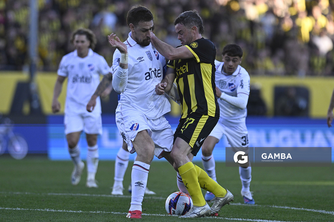 Sebastián Coates, de Nacional. Lucas Hernández, de Peñarol. Liga AUF Uruguaya. Estadio Campeón del Siglo.