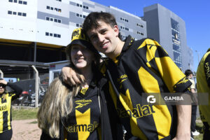 Hinchas de Peñarol. Liga AUF Uruguaya. Estadio Campeón del Siglo.