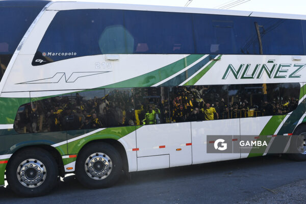 Llegada de ómnibus con delegación de Peñarol. Liga AUF Uruguaya. Estadio Campeón del Siglo.