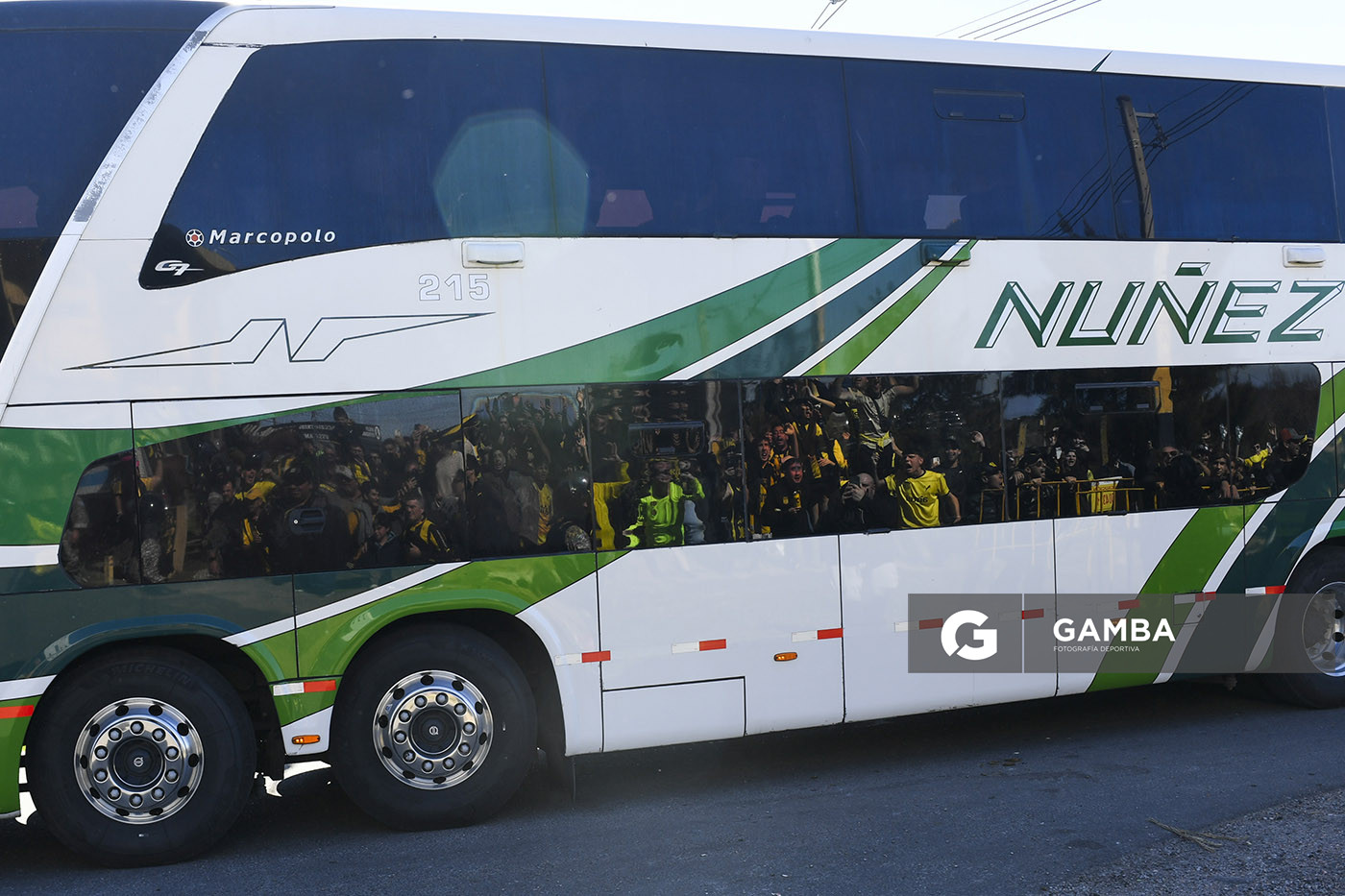 Llegada de ómnibus con delegación de Peñarol. Liga AUF Uruguaya. Estadio Campeón del Siglo.