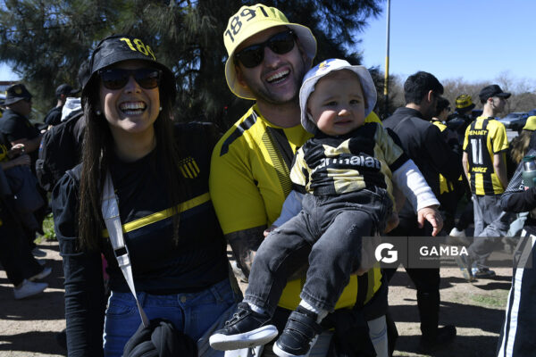Hinchas de Peñarol. Liga AUF Uruguaya. Estadio Campeón del Siglo.