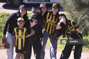 Hinchas de Peñarol. Liga AUF Uruguaya. Estadio Campeón del Siglo.