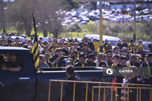 Hinchas de Peñarol. Liga AUF Uruguaya. Estadio Campeón del Siglo.