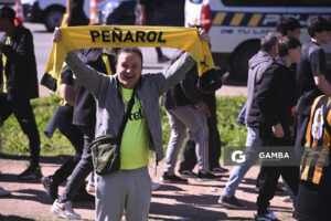Hinchas de Peñarol. Liga AUF Uruguaya. Estadio Campeón del Siglo.