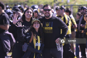 Hinchas de Peñarol. Liga AUF Uruguaya. Estadio Campeón del Siglo.